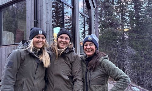 OssTRE - tre jenter, en hytte, fire uker. Bettina, Katarina og Maria ønsker å gjennomføre drømmeprosjektet. Foto: Erik Lundby