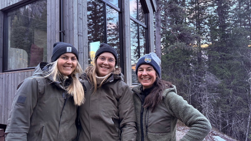 OssTRE - tre jenter, en hytte, fire uker. Bettina, Katarina og Maria ønsker å gjennomføre drømmeprosjektet. Foto: Erik Lundby OssTRE - tre jenter, en hytte, fire uker. Bettina, Katarina og Maria ønsker å gjennomføre drømmeprosjektet. Foto: Erik Lundby