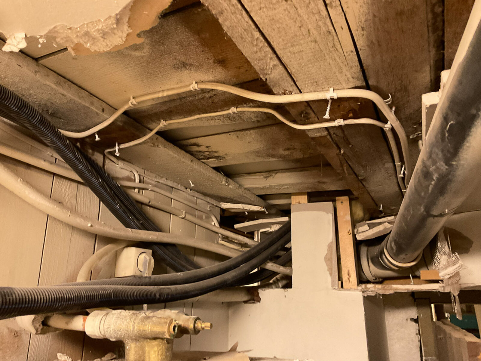 I eldre bygg med stubbeloft kan flere lag med tidligere inngrep og utbedringer gi uoversiktlige forhold. Ifølge Berland kan slike konstruksjoner gi gode forutsetninger for rask brannspredning dersom brannskiller og tetting ikke er ivaretatt.