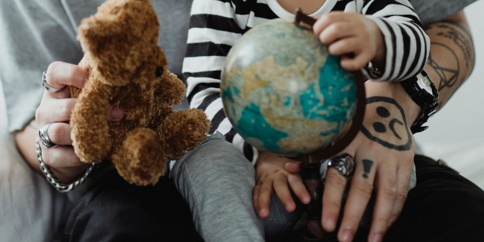 Illustrasjonsbilde av barn som holder globus