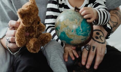Illustrasjonsbilde av barn som holder globus