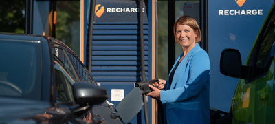 – Det er dumt å havne i ladekø når det er kritisk viktig, så lad når kan og ikke når du må, på store utfartsdager, sier Christina Bu i Elbilforeningen. Foto: Jamieson Pothecary/elbil.no.