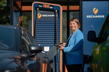 – Det er dumt å havne i ladekø når det er kritisk viktig, så lad når kan og ikke når du må, på store utfartsdager, sier Christina Bu i Elbilforeningen. Foto: Jamieson Pothecary/elbil.no.