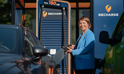 – Det er dumt å havne i ladekø når det er kritisk viktig, så lad når kan og ikke når du må, på store utfartsdager, sier Christina Bu i Elbilforeningen. Foto: Jamieson Pothecary/elbil.no. – Det er dumt å havne i ladekø når det er kritisk viktig, så lad når kan og ikke når du må, på store utfartsdager, sier Christina Bu i Elbilforeningen. Foto: Jamieson Pothecary/elbil.no.