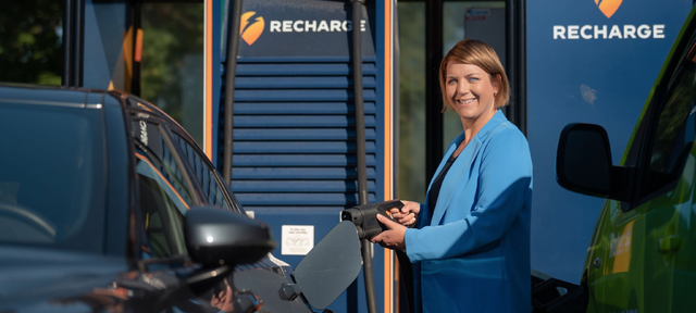 – Det er dumt å havne i ladekø når det er kritisk viktig, så lad når kan og ikke når du må, på store utfartsdager, sier Christina Bu i Elbilforeningen. Foto: Jamieson Pothecary/elbil.no. – Det er dumt å havne i ladekø når det er kritisk viktig, så lad når kan og ikke når du må, på store utfartsdager, sier Christina Bu i Elbilforeningen. Foto: Jamieson Pothecary/elbil.no.