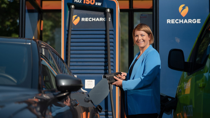 – Det er dumt å havne i ladekø når det er kritisk viktig, så lad når kan og ikke når du må, på store utfartsdager, sier Christina Bu i Elbilforeningen. Foto: Jamieson Pothecary/elbil.no.