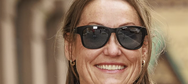 Trine Johnsen, optiker og fagekspert i Specsavers, advarer mot UV-stråling. Å bruke solbriller er like viktig som å bruke solkrem. Trine Johnsen, optiker og fagekspert i Specsavers, advarer mot UV-stråling. Å bruke solbriller er like viktig som å bruke solkrem.