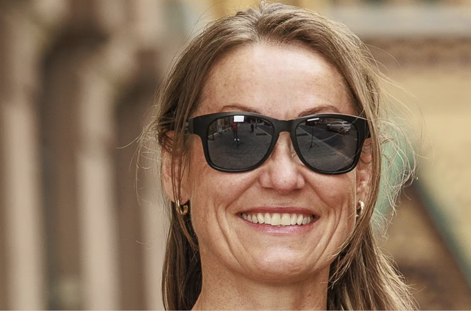 Trine Johnsen, optiker og fagekspert i Specsavers, advarer mot UV-stråling. Å bruke solbriller er like viktig som å bruke solkrem.