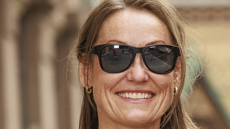 Trine Johnsen, optiker og fagekspert i Specsavers, advarer mot UV-stråling. Å bruke solbriller er like viktig som å bruke solkrem. Trine Johnsen, optiker og fagekspert i Specsavers, advarer mot UV-stråling. Å bruke solbriller er like viktig som å bruke solkrem.