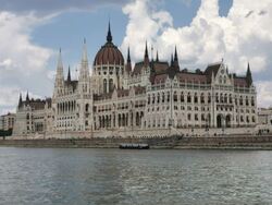 Parlamentsbygningen fra Donau Parlamentsbygningen fra Donau