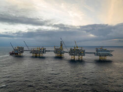 Her har vi den største bidragsyteren til pengemaskin Mongstad, Johan Sverdrup. Med platåproduksjon på 755 000 fat i døgnet ruller milliardene fort inn (Bilde: Lizette Bertelsen/Jonny Engelsvoll @ Equinor). Norges mest verdifulle «adresse»