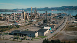 Technology Centre Mongstad (TCM) til høyre på bildet har rundt 4 000 måleinstrumenter og tester CO2-fangsteknologier for leverandører fra hele verden. (Bilde: Technology Centre Mongstad). Norges mest verdifulle «adresse»