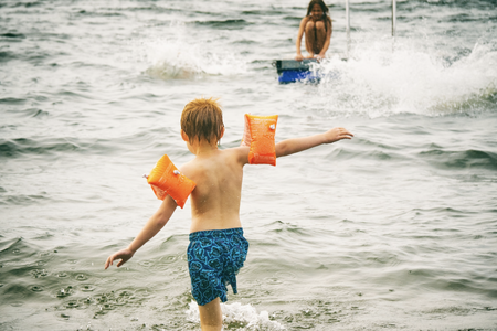 Armringer er ikke sikkerhetsutstyr og barn må holdes under oppsyn selv om de bruker flyteprodukter. Vidar Nordli-Mathisen // Unsplash