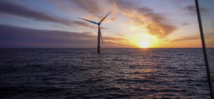 Når solen går opp for mer norsk havvind, er vedlikeholdstilbyderne allerede godt i gang. På bildet: Hywind Tampen. (Foto: Anne Christine Utne Palm, Havforskningsinstituttet) Lærer vedlikehold utenlands mens de venter på Norge