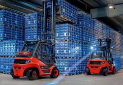 Varsellyder overdøves ofte av høylytte maskiner. Optiske varsellys, som Linde BlueSpot, er perfekte for å rette oppmerksomheten mot en gaffeltruck som nærmer seg. (Foto: Linde) Visualisering av industrielle prosesser med lys