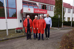 Maarud-team i rødt, (f.v.): Mekaniker Glenn Fageraas, vedlikeholdskoordinator Morten Saugnes ogEirik Haugen, vedlikeholdsanvarlig rød sone. Helt til høyre Yngve Dalstein, regional Kay Account Manager i SKF. Smørefrie lager gir mindre stans i produksjonen hos Maarud