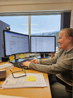 Dokumentkontrollør Linn Torun Solberg har god nytte av at generering av dokumentpakker til MRB er automatisert. (Foto: Upkip) Digitalisert prosessoptimalisering hos Uvdal Maskinfabrikk