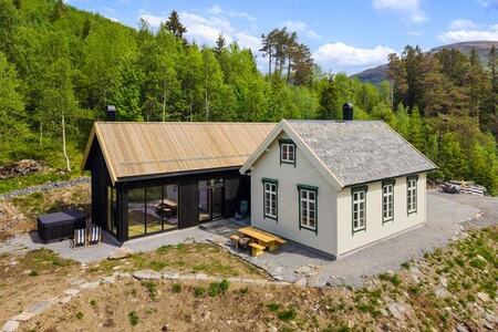 Etter flytting, restaurering og nytt tilbygg har Almås skule fått nytt liv som fritidsbolig, samlingssted og kursarena.   Hunter Visuals.
