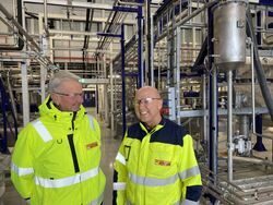 Sentrale personer i Jotuns verdensledende produksjonsanlegg for maling, prosjektingeniør Rune Christiansen (t.v.) og Rune Martin Jacobsen. Mesternes malingsmester