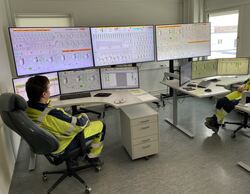 Full oversikt over produksjonen fra kontrollrommet, hvor hovedoppgaven er å starte batcher og overvåke produksjonen. Mesternes malingsmester