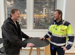 Jan Lorentzen (t.v.) og Erik Marheim jobber med Jotuns nye superlager i Sandefjord, hvor autonome trucker blir en sentral ingrediens. Mesternes malingsmester