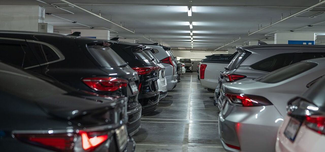 Størrelsen på parkeringsplassene har ikke holdt tritt med at bilene har blitt større. Dette øker risikoen for brannspredning. Brannsikkerhet i parkeringsanlegg: Kjenn risikoen og styrk sikkerheten