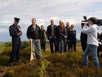 Så er Hustad naturfengsel offisielt åpnet. Fengselsleder Gjert Skjønberg (til venstre) mottar her en padleåre fra innsatte Guttorm, som et symbol på den nye statusen fengselet har fått. FOTO: Eirik Heen